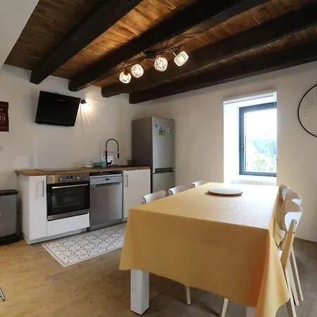 Aubie Superbe Propriete Pour 20 Avec Piscine Holiday home Latouille-Lentillac