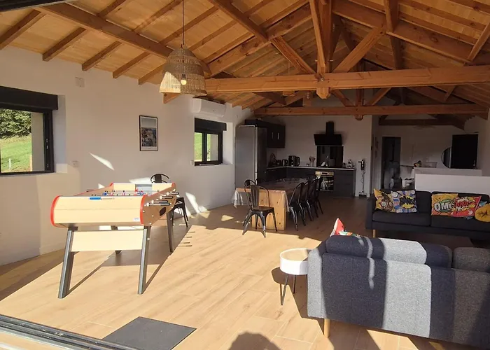 Hébergement de vacances Aubié Superbe Propriété Pour 20 Avec Piscine Latouille-Lentillac